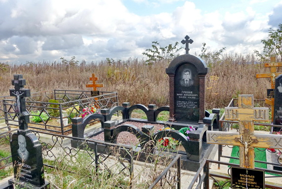 Большой памятник и ограждение с арками